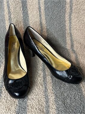 Michael Kors Black Leather Kitten Heel Pumps size 7